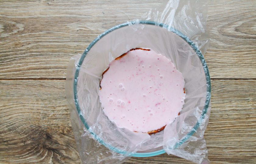 1. Этап. Блинный торт с йогуртовым кремом: Покройте блин слоем йогуртового крема.