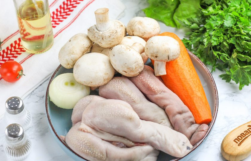 1. Этап. Язычки ягнят: Подготовьте указанные ингредиенты. Язычки ягнят можно приобрести в мясном магазине, на рынке или в супермаркете.