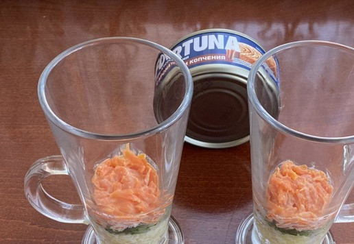 1. Этап. Подкопченная Мимоза: Сверху на картофель уложите нашинкованный зеленый лук и морковь (натертая на терке и смешанная с майонезом).