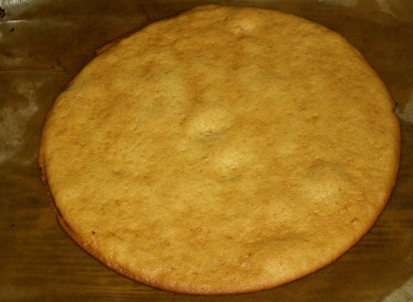 1. Этап. Торт Медовик со сгущенкой: Выпекайте коржи 5-7 минут в разогретой до 170 С духовке.