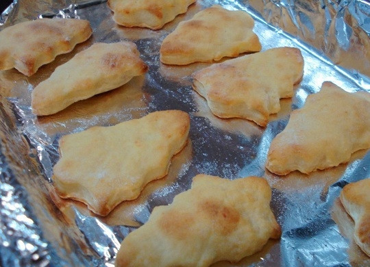 1. Этап. Рождественское печенье из творога: 5. Выпекаются они около 15-18 минут до румяности.