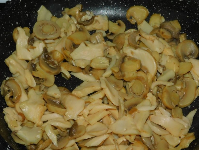 1. Этап. Салат с пекинской капустой и грибами: Первым делом обжарьте шампиньоны. Остудите.