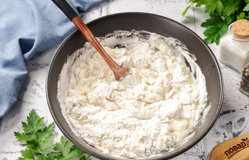 1. Этап. Ханум с овощами: Частями добавьте муку. Муки может уйти чуть больше или меньше, чем указано в рецепте. Тесто должно получиться тугое и эластичное.