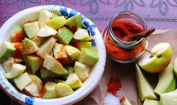 1. Этап. Салат из фейхоа: 2. Сбрызгиваем все ромом и уксусом, посыпаем специями.