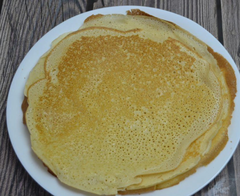 1. Этап. Блины Вологодское кружево: Перед выпеканием первого блина смажьте сковороду растительным маслом и хорошо прогрейте, жарьте блины с двух сторон. Они получаются действительно кружевные и тонкие.