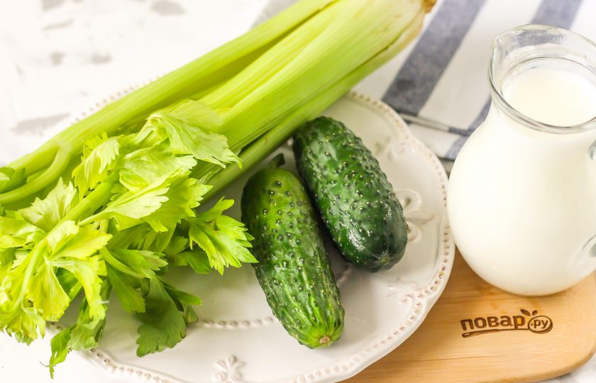 1. Этап. Смузи из огурца и сельдерея: Подготовьте указанные ингредиенты.