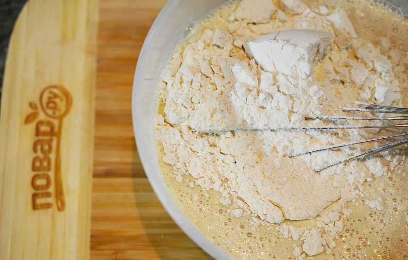 1. Этап. Орлеанские оладьи: 3. Добавьте сливочное масло и (постепенно) муку. Хорошо размешайте. Накройте и оставьте на сутки.