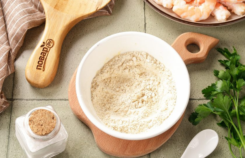 1. Этап. Креветки в панировке в аэрогриле: Во второй миске соедините пшеничную муку и порошок карри.