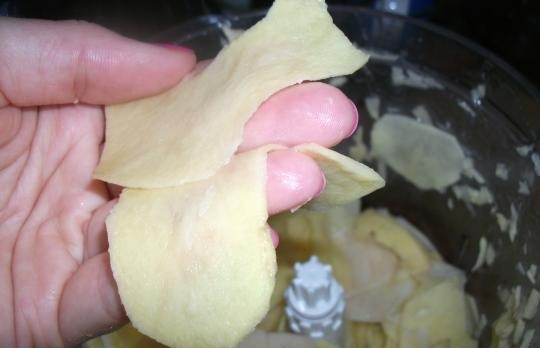 1. Этап. Кабачки по-венски: 5. Затем тонко нарезать картофель (чем тоньше нарезан картофель, тем нежнее и вкуснее получается блюдо).