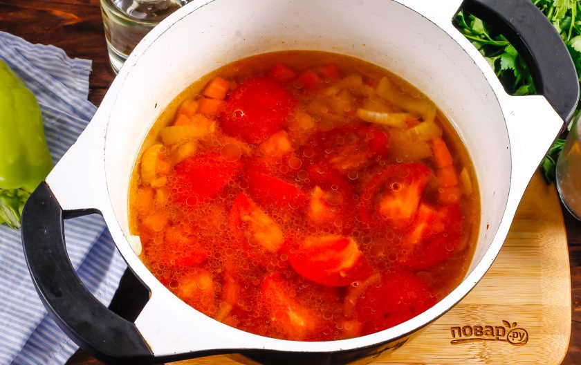 1. Этап. Фаршированный перец по-узбекски: Промойте помидоры, оставляя один, и нарежьте их на четвертинки, вырезая зеленые сердцевинки. Добавьте в казан и потушите 2-3 минуты. Затем влейте горячую воду, всыпьте оставшуюся соль.