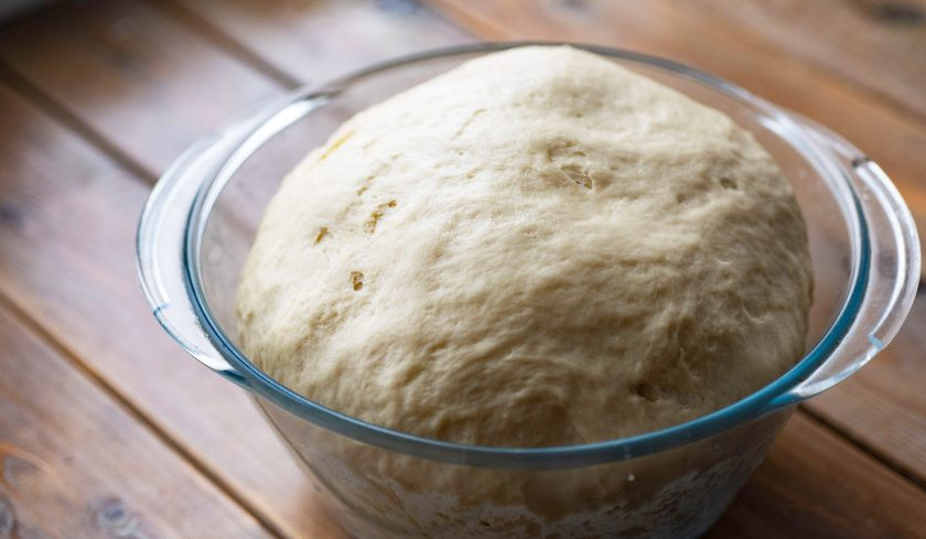 1. Этап. Булочки с яблоком и корицей из дрожжевого теста: Через час тесто увеличится в объеме в несколько раз.