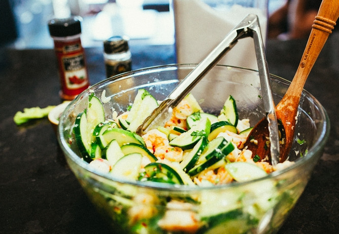 1. Этап. Салат с креветкой: Добавляем остывшие креветки. Перемешиваем.