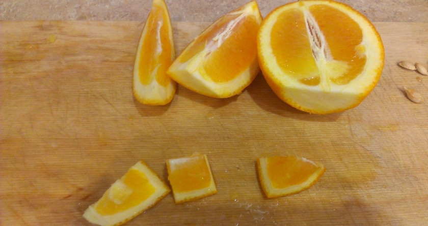 1. Этап. Варенье из апельсинов в мультиварке: 1. Итак, приготовить варенье из апельсинов в мультиварке в домашних условиях не только просто, но еще и быстро. Благодаря современной технике создание такого десерта - в одно удовольствие! Для начала, очистите апельсины. Многие готовят варенье половинками долек вместе с кожурой, я лично очищаю полностью апельсины и делаю варенье из мякоти (чтобы корки не пускали горечь).