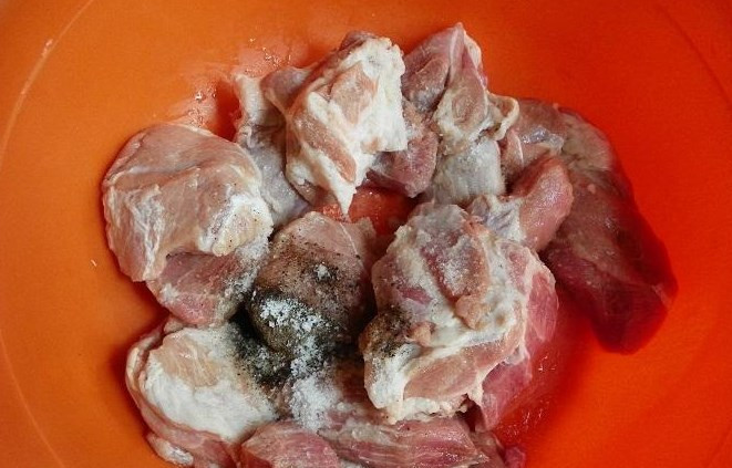 1. Этап. Быстрый маринад для шашлыка: Добавили соль, перец, специи и хорошенько перемешали.