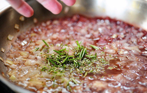 1. Этап. Cвинина в брусничном соусе: 11. Добавьте бульон (можно просто чистую воду) и немного розмарина. Впрочем, по этому простому рецепту свинины в брусничном соусе можно использовать и другие специи и травы по вкусу.