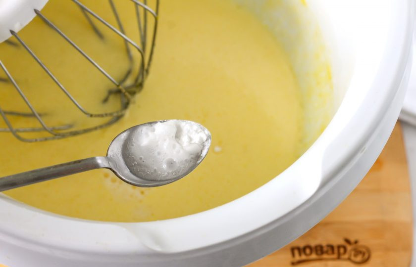 1. Этап. Кето-вафли: Перемешайте и добавьте соду, погашенную уксусом. Вместо соды допустимо использовать 0,5 ч.л. разрыхлителя.