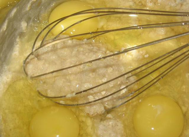 1. Этап. Манник с яблоками в мультиварке: Манку замочить в кефире на 10 минут, добавить яйца, сахар и хорошо размешать.