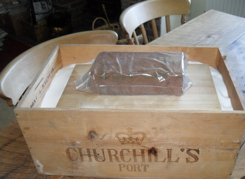 1. Этап. Пармская ветчина в домашних условиях: Закройте ящик и придавите сверху кирпичом. Пусть стоит дня 3.