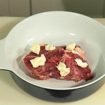 1. Этап. Баранина в йогурте: Берем форму для запекания, кладем туда кусок баранины. На баранину кладем пару кусочков сливочного масла. Отправляем в духовку, разогретую до 170 градусов, и запекаем 40 минут.