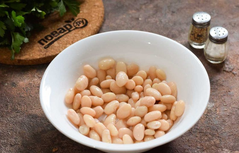 1. Этап. Салат с тунцом, яблоком и фасолью: Фасоль промойте под проточной водой и переложите в салатник.