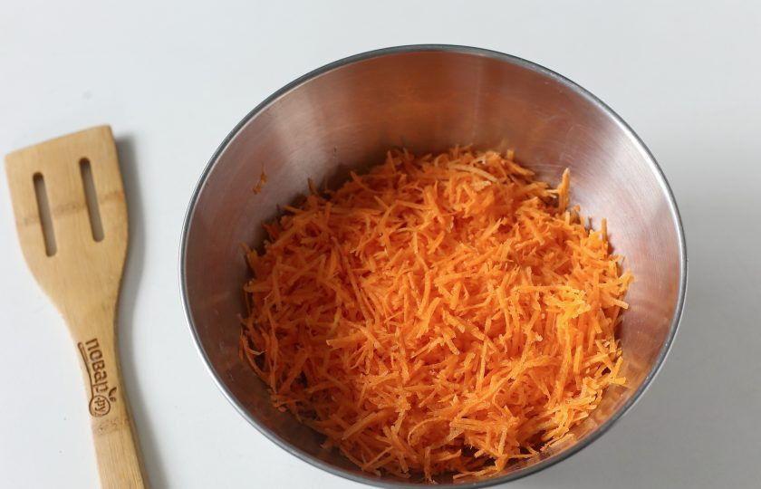 1. Этап. Морковные оладьи с творогом: Морковь натрите на мелкой терке.