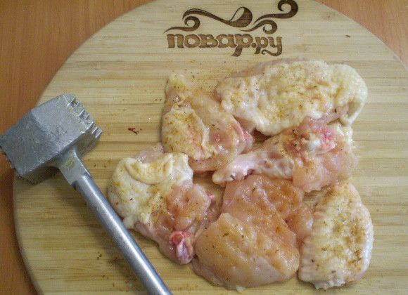 1. Этап. Жареная курица кусочками на сковороде: Чтобы мясо получилось вкусным и сочным, нужно порубить его на небольшие кусочки и обжаривать маленькими партиями или на большой сковороде. Каждый кусочек нужно немного отбить молоточком. Посолить и приправить. Оставить на пару минут.