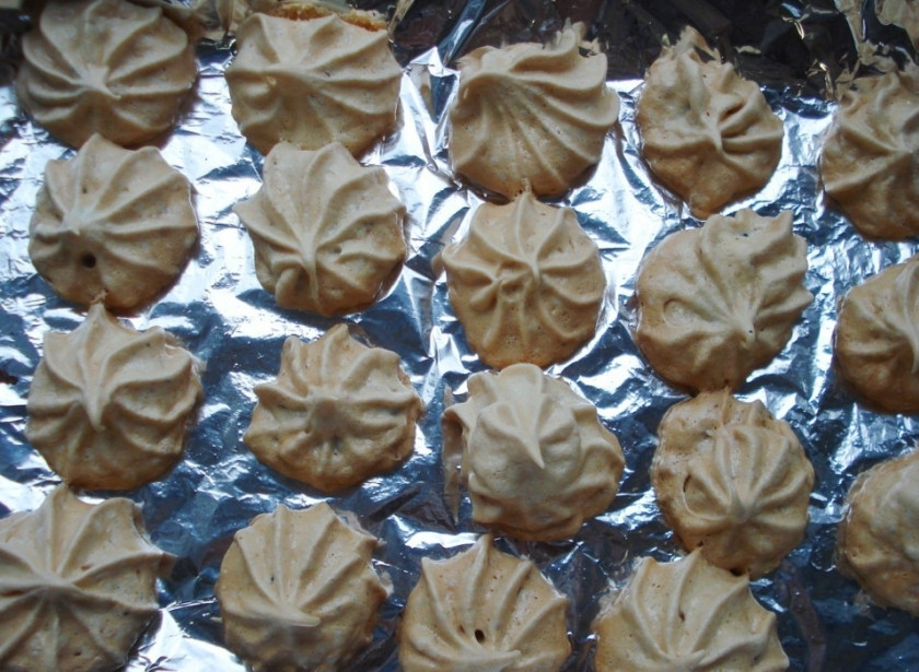 1. Этап. Легкие пирожные: Выпекайте безе при минимальной температуре 110-150 С около часа. В идеале они должны остаться белыми, но у меня духовка не идеальная.