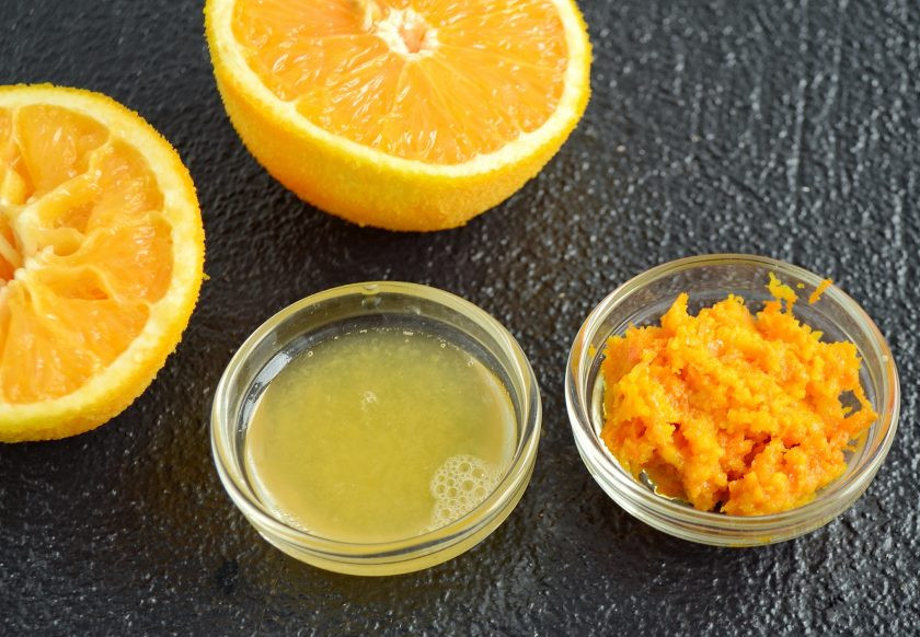 1. Этап. Апельсиновый сахар: Помойте апельсин и обдайте его кипятком. Затем натрите на мелкой терке цедру. Из апельсина выжмите 1-2 чайных ложечки сока.