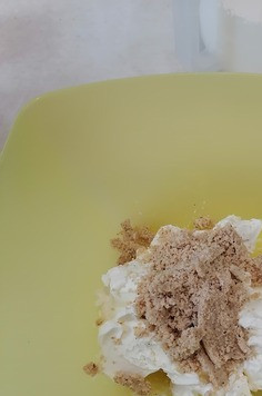 1. Этап. Кофейно-ореховый чизкейк в рожке: В сыр выложить фундучную пасту и смешать со взбитыми сливками