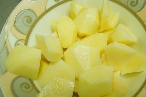 1. Этап. Суп из филе пангасиуса: Режем картошку кубиками. Как только бульон закипит, добавляем её в суп.