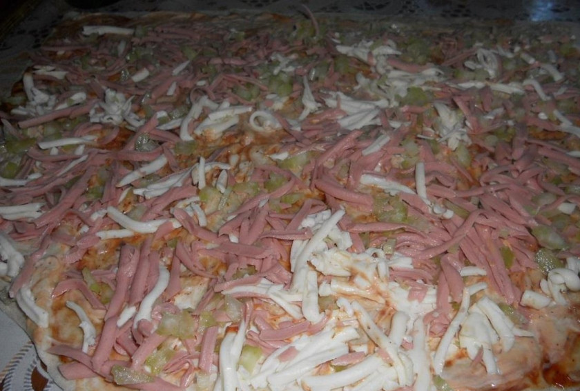 1. Этап. Начинка с колбасой для лаваша: И выкладываем начинку.