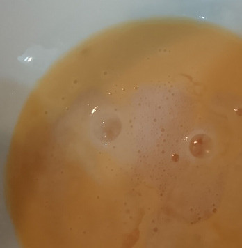 1. Этап. Куриный суп Авголемоно: В отдельных ёмкостях разделить яйца на желтки и белки. Белки взбить до пиков. Тем временем, сок одного лимона вылить прямо в горячий суп. Сок второго лимона добавить в ёмкость к желткам. Взбить.