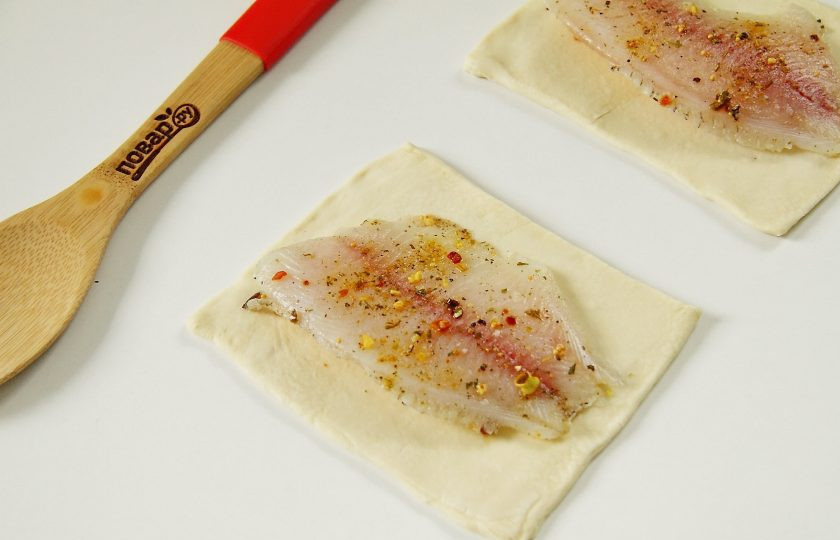 1. Этап. Рыба, запеченная в тесте в духовке: На одну часть положите маринованное рыбное филе.