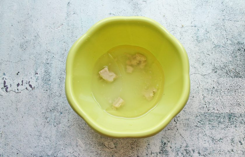 1. Этап. Несдобные пирожки: В теплой воде растворите сахар, соль, раскрошите дрожжи и перемешайте до растворения. Влейте растительное масло и перемешайте.