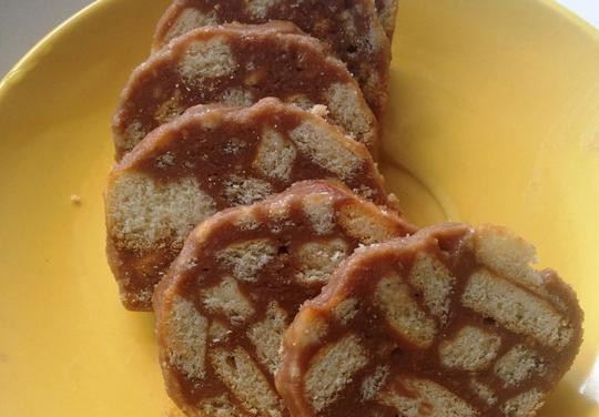 1. Этап. Сладкая колбаска со сгущенкой: Положите колбаски на 3 часа в морозильник, а потом можете пробовать!