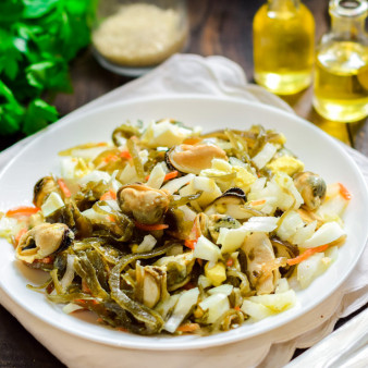 Салат с мидиями и морской капустой