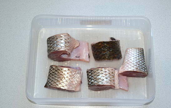 1. Этап. Пеленгас на мангале: Рыбку промойте, очистите, удалите хвост и голову. Тушку нарежьте небольшими кусочками и выложите в контейнер, в котором будете мариновать рыбку.