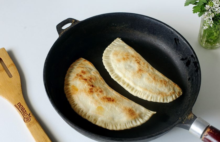 1. Этап. Кутабы с творогом и зеленью: Жарьте кутабы в сухой сковороде на небольшом огне под крышкой.