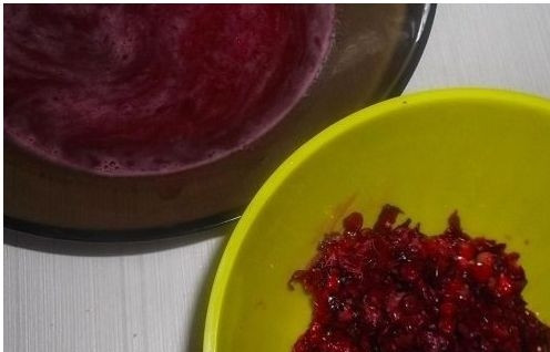 1. Этап. Морс из ягод: Сложите ягоды в марлю или сито, выдавите отдельно пюре с соком и отдельно — ягоды.