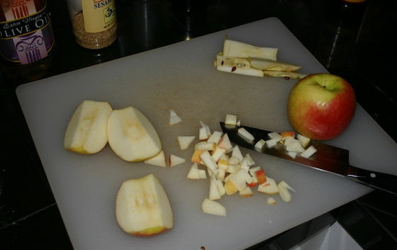 1. Этап. Салат из куриных грудок: 1. Яблоки мою, разрезаю каждое пополам, вычищаю семена и нарезаю небольшими кусочками.