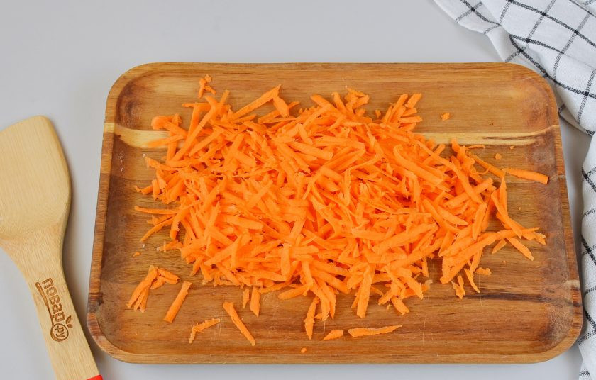 1. Этап. Соленая капуста: Очистите морковь, натрите на крупной терке.