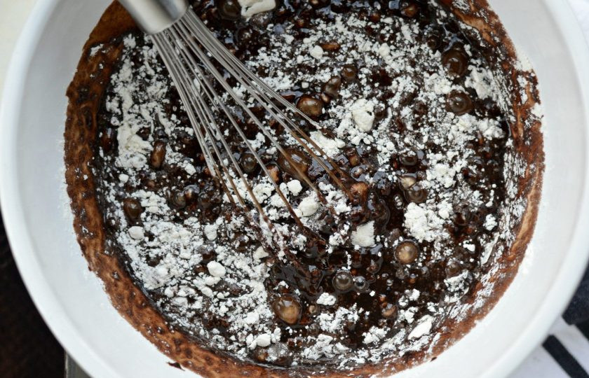 1. Этап. Шоколадный пирог на пиве: И влейте получившуюся смесь к мучной. Замешайте жидкое тесто.