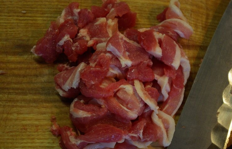 1. Этап. Паста с кабачками: В первую очередь ставим воду для макарон. Варим по инструкции, но ни в кое случае не перевариваем. Паста должна получиться al dente. Нарезаем нашу ветчину небольшими кусочками и слегка обжариваем ее.