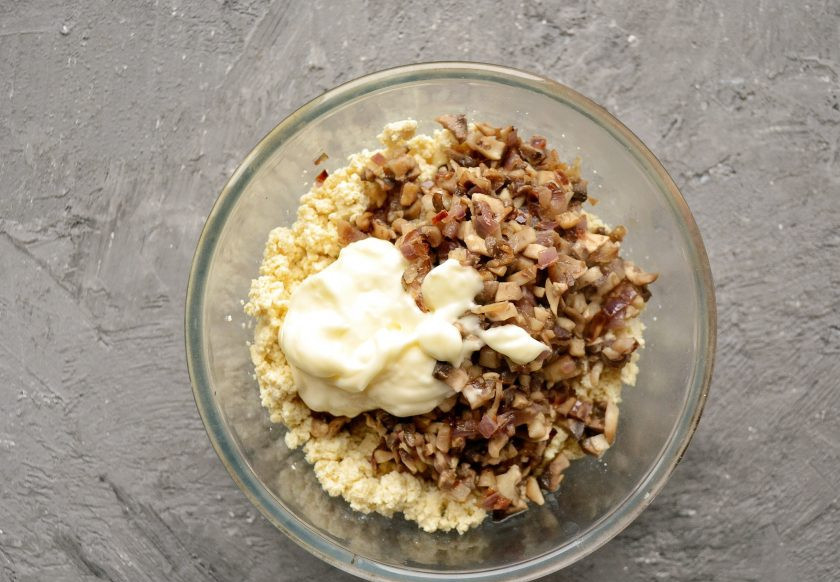 1. Этап. Вегетарианские каннеллони: Добавьте к тофу жареный лук, чеснок и грибы. Заправьте смесь майонезом, посолите и хорошо перемешайте.