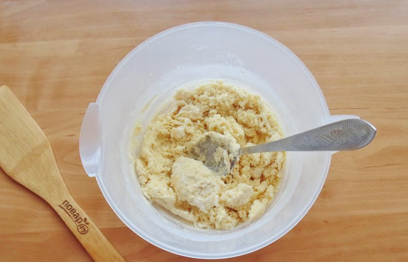 1. Этап. Краковское печенье: Перемешайте тесто ложкой.