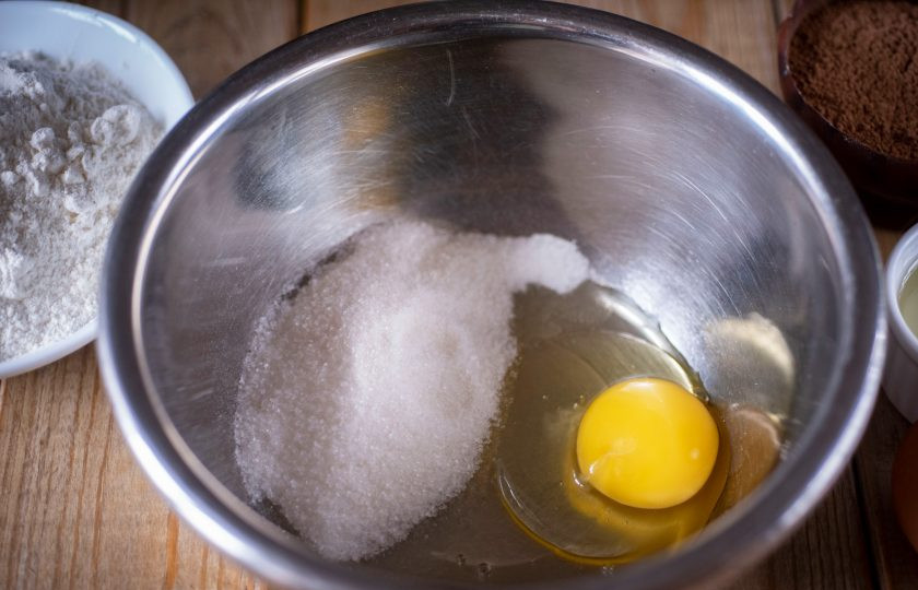 1. Этап. Пирог на кефире с творогом: В отдельную миску вбейте яйцо и добавьте сахар.