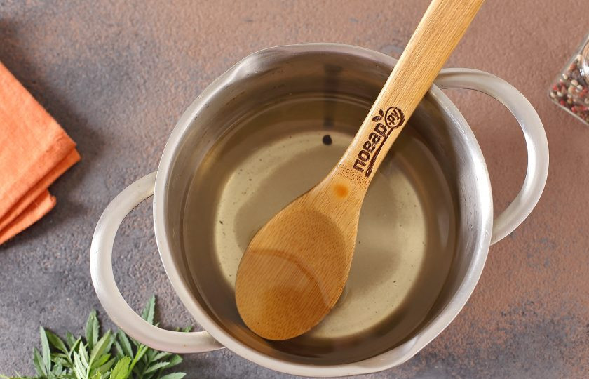 1. Этап. Засолка огурцов с бархатцами: После чего воду слейте в кастрюлю, добавьте соль, сахар и доведите до кипения.