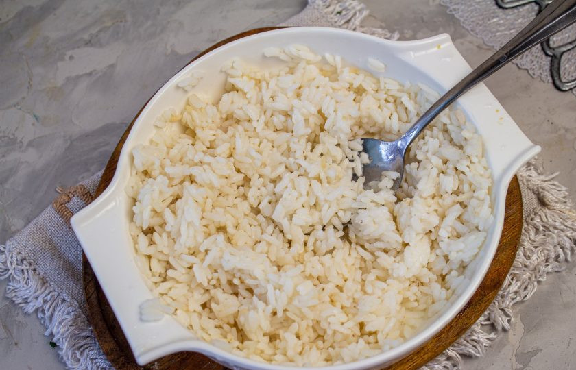 1. Этап. Салат с копченой курицей, черносливом и грецкими орехами: Рис отварите до готовности, посолите.