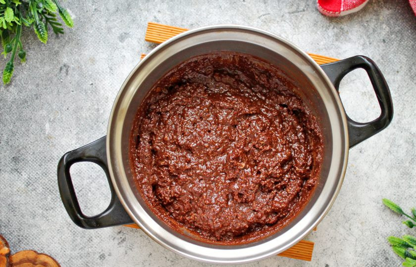 1. Этап. Кулич с шоколадной начинкой: Перемешайте все.