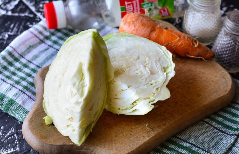 1. Этап. Капуста с морковью на зиму: Подготовьте ингредиенты для приготовления капусты с морковью на зиму.